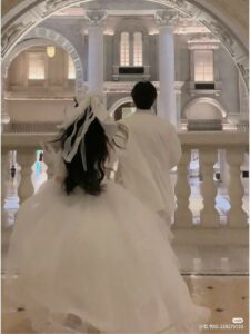 HOÀNG HÔN PHẢN CHIẾU TRONG MẮT BẠN